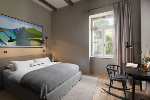 Experience the cosy charm of the Standard Double Room 'Levante' at Almayer Art & Heritage Hotel, featuring a king-sized bed and a delightful garden view